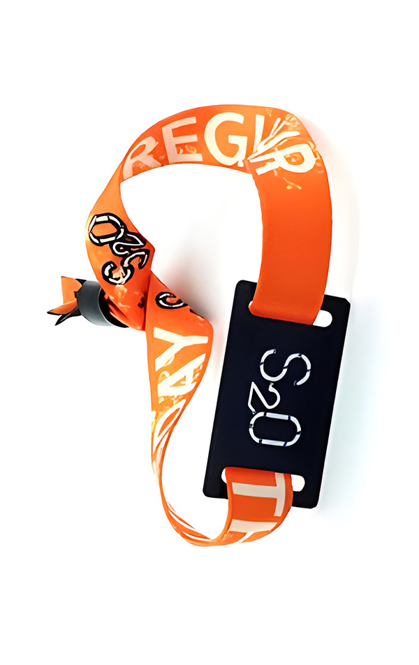 Orangefarbene fid-armbänder. Sie sind rfid-armbänder